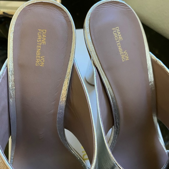 Dian Von Furstenberg metallic leather sandals - Picture 5 of 6